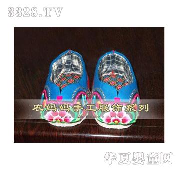 ũ����Ӥ�׶��ֹ���Ь��ɫ